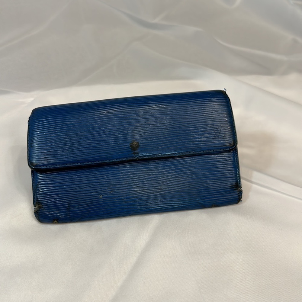 Louis Vuitton was blue Epi wallet fixer upper as is now it’s black,I repainted - Picture 4 of 16